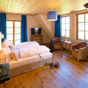 Zimmer mit Kingsize-Bett